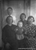 Сидят: слева - Амалия Шрайнер (дев. Беллер) с дочерью Эрной, справа - Фрида Беллер. Стоят: слева - Фёдор Беллер и Анна Беллер (№ 62). Фото 1940 г.(?)