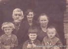 Родители моего отца с внуками (слева направо): взрослые: дедушка, Клавдия (первая жена Вильгельма), бабушка; дети: Изольда (старшая дочь Вильгельма и Клавдии), Валя (старшая дочь Иды), Алита (Аля) (младшая дочь Вильгельма и Клавдии). Снимок сделан 12 июля 1938 г.