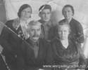 На фото слева направо: сидят: дедушка и бабушка,стоят за ними: Ида, Вильгельм, Эмилия.