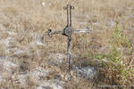 Старый железный крест с заросшей быльем немецкой могилы  на заброшенном кладбище бывшей немецкой колонии Лейхтлинг. Населенный пункт не существует.Фото 2015 г.