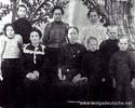 Семья Баумунг (Baumung) из села Гуссенбах.Фото около 1914 г.Второй справа - мой дед, Баумунг Филипп Кодратович. Сидит первая справа - моя прабабушка, Baumung Elisabeth-Dorothea (дев. фамилия Leis).