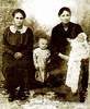 с. Красный Яр. Фото 1920 г. Амалия Беллер (дев. фам. Вернер) (справа) с сестрой Екатериной (№ 47) и детьми Амалией и Фридрихом (№ 99).