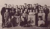На снимке группа людей (преимущественно красноярцы), высланные на далёкий Север, в Красноярский край, Туруханский район, с. Верхне-Имбатск. На фото во втором ряду третья Валя Головина (Хааг) (№ 59) и Нина Беллер. Фото 1950-х гг.