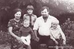 Екатерина (урожд. Кремер) (№ 104) и Иван Петраковы с внуками.