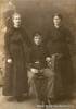 Покровск. Фото 1918 г. На фото слева направо: Анна Армбристер (дев. фам. Гаас, 1896-1932; дочь Регины Гаас) (№ 16), Фридрих Гаас (1899-?), Доротея Гаас (1895-?).