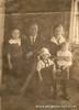 На фото жители с. Красный Яр, но неизвестны их фамилии. Снимок сделан 15 февраля 1935 г. На обратной стороне фото имеется надпись: