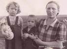 Фото 1961/62 года. Ново-Еловка, Алтайского края. Амалия Шрайнер (урожд. Беллер) (№ 99) с дочерью Валентиной и сыном Владимиром.