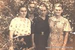 Сестры Симон: Екатерина (1916 г.р.), Эмилия (1927 г.р.)и Анна (1930 г.р.) со своим мужем.