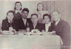 Семья Вагенлейтнер.Фото 1960-х гг.На фото изображены: За столом сидят: Эмилия Фридриховна Вагенлейтнер (2-я справа),справа от неё - родной брат Александр.