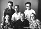На этом фото 1955 г.:Стоят слева направо: Артур Зарториус (двоюродный брат мамы, после возвращения из ссылки жил в Жирновске, а затем в Котово); я - Эдуард (1938 г.р.); отец - Леонид Долотов. Сидят слева направо: Эмма Зарториус (жена Артура Зарториус); бабушка и мама.