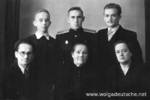 На этом фото 1954 г.:В первом ряду слева направо: отец - Долотов Леонид (1899-1984); бабушка - Юнг Эмилия (1879-1974); мама - Долотова Элла (1905-1973). Во втором ряду слева направо: Эдуард Долотов (род. 1938 г.); Евгений Долотов (род. 1932 г.); Артур Долотов (1930-2006).