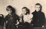 Я со старшим братом Яшей и младшей сестренкой Тамарой.Снимок сделан в большом бараке, где жили трудармейские молодые семьи.г. Красноуральск, Свердловская область. Фото 1954 г.