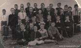 Я (четвертая слева - второй ряд снизу, сижу) в третьем классе. Надо мной моя любимая первая учительница,Вера Афанасьевна Марахина. В классе половина немцев, детей трудармейцев.Совхоз "Беловодский" Иртышского района Павлодарской области. Фото 1960 г.