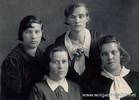 Студентки физмата Немпединститута.Фото 1939 г.На фото 2-й ряд, 2-я справа - моя мама, Шетцель Ильза Фридриховна. Надпись на фото: Энгельс 1/III-39 г. В этот день уехала Лиза.