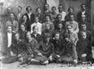 Выпускники Балашовской 9-летней железнодорожной школы.Фото 1929 г. На фото во втором ряду снизу, второй справа - Владимир Брунович Кениг, отец Виктории Кениг.