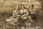 Во время лечения в кумысолечебнице "Песчанка".Фото 1935 г.На фото 2-я слева: Анна Андреевна Эрлих, мать Елены Маурер.