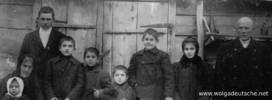 Семья Ридель.Екатериненштадт. Фото 1913 г.На фото: крайний справа - Давид Ридель (David Riedel),пятый справа - его сын Иван (Johann, 1906 г. р.), отец Роберта Риделя. Фотоснимок сделан во время похорон бабушки Роберта Риделя.