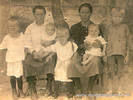 Амалия Функнер с детьми.Фото 1930 г.На фото: сидит справа Амалия Функнер (1903 г. р., урож. Вагенляйтнер) с детьми:Эммой, Бертой, Фридрихом и Генрихом. Имя женщины, сидящей слева с младенцемна руках, неизвестно.