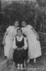 Жители села Ней-Денгоф.Фото 1939/40 г.На фото: сидит - Курц Марта Филипповна, стоит слева - Рутц (Руц) Марта, стоит справа - неизвестно.