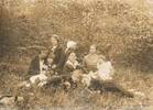 Справа – Эмилия Шитова (Ридель) с дочерью Ниной, родственниками и детьми умершей сестры Марии Зикк (Ридель): Лидией (11 лет, в центре), Володей (9 лет, слева) и Федором (13лет). Саратов, 1935 г.