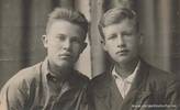 Справа – Зикк Владимир, 15 лет (мой отец) с другом. Саратов, 1941 г.