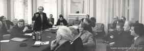 Beratung sowjetdeutscher Schriftsteller in Moskau, 9.-11. Januar 1980. Foto: David Neuwirt.

Links vorne sitzt Herold Belger, hinten steht und redet Oswald Pladers.

