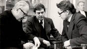 Beratung sowjetdeutscher Schriftsteller in Moskau, 9.-11. Januar 1980. Foto: David Neuwirt.

V.l.n.r.: (?), Reinhold Leis, Wendelin Mangold, Johann Warkentin (im Hintergrund).
